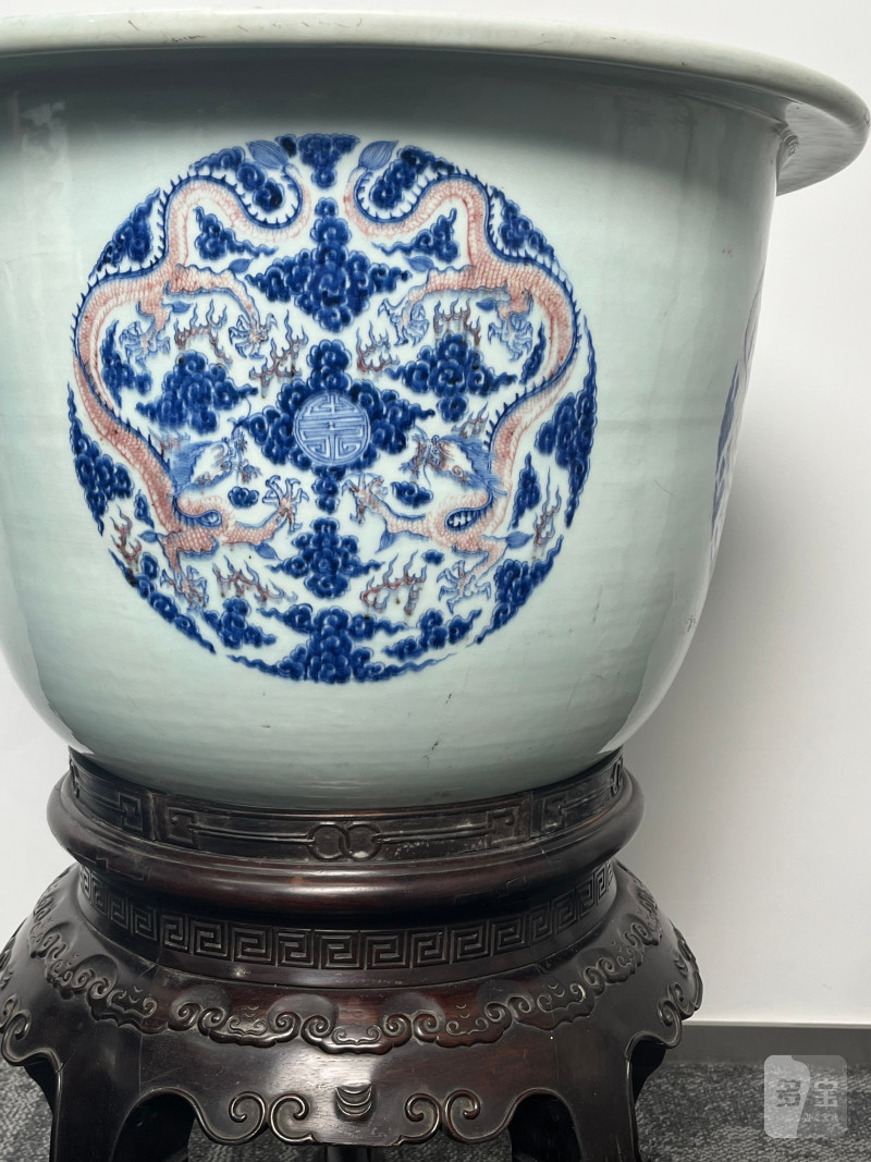 清康熙  御制青花釉里红“八龙贺寿”纹大花盆 ( 带木座 ) - 图6